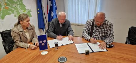 Mirna, podpis pogodbe za odkup CN, zupan in direktor, foto Lapego (1)